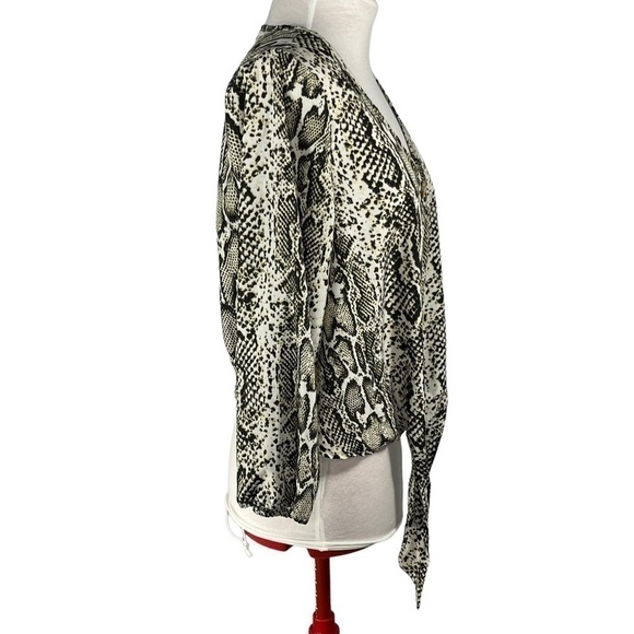 Streetwear Society snakeskin print crop top faux button down 3/4 Sleeve size M - Picture 8 of 15
